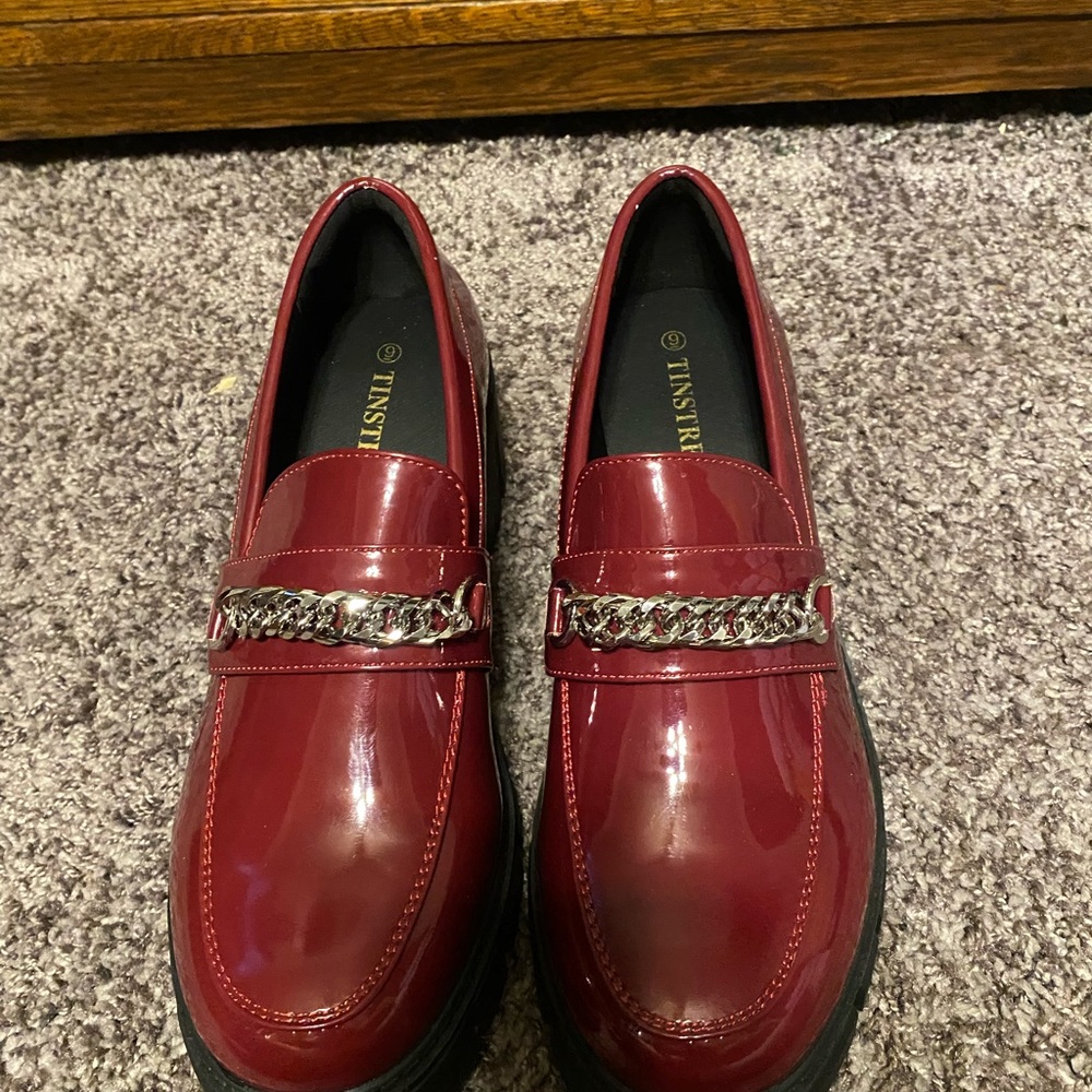 Elegant Burgundy Loafers with Chain Detail